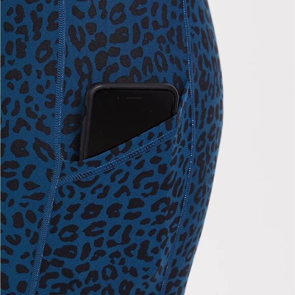 🆕 Torrid Cheetah Crop Wicking Active Legging Pockets - Picture 3 of 6